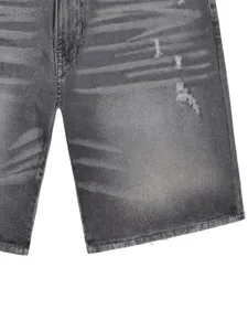 Primo piano pantaloncini denim grigio uomo, dettaglio tessuto elasticizzato lavato vintage.
