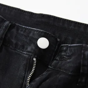 Primo piano dettagliato della cintura di jeans neri da uomo con chiusura a zip e bottone.