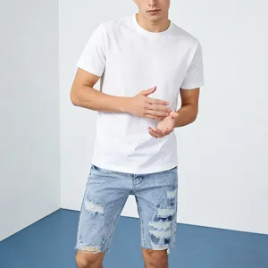 Pantaloncini di jeans strappati da uomo pantalone casual abbinato a t-shirt vista dettagli