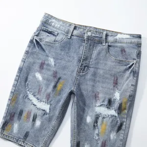 Pantaloncini di jeans elasticizzati da uomo con schizzi di colore, stile dritto trendy.