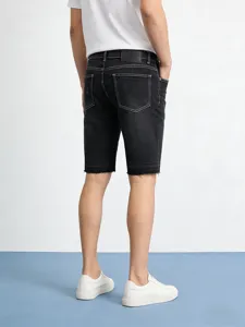 Heren zwarte stretch denim shorts, stijlvolle casual bermuda met witte stiksels.