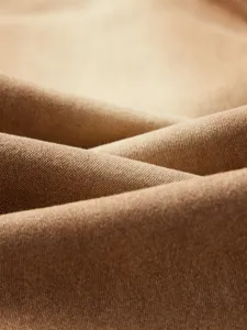 Primo piano della texture del tessuto denim elasticizzato da uomo, twill di cotone kaki.
