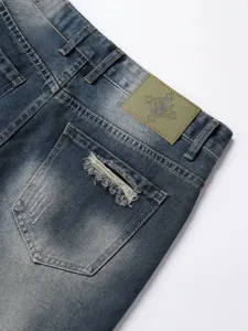 Comodi pantaloncini in denim blu da uomo con tasca posteriore strappata e toppa con logo.