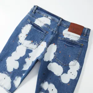 Pantaloncini in denim elasticizzato da uomo con macchie di pittura e toppa in pelle posteriore.