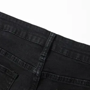 Vue détaillée de la ceinture de jeans noirs stretch lavés pour homme, style rétro.