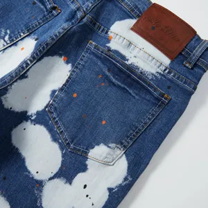 Pantaloncini denim lavato blu da uomo, elegante motivo con schizzi di vernice bianca, stile casual.