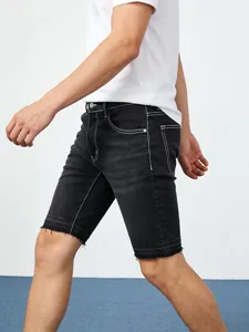 Detail van zwarte stretch denim korte broek voor heren met contrasterende stiksels en rafelzoom.
