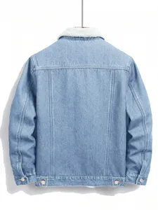 Detalle trasero de una clásica chaqueta de mezclilla azul lavado con cuello de borreguillo.