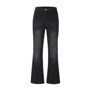Détail de jean droit vintage noir délavé pour homme avec coutures et empiècements uniques.