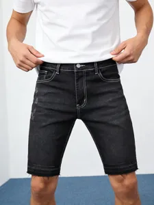 Zwarte stretch denim korte broek voor heren met rafelige zomen en contrasterende stiksels.