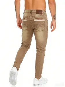 Jeans slim fit elasticizzati da uomo in marrone vintage con etichetta in pelle e tasche.