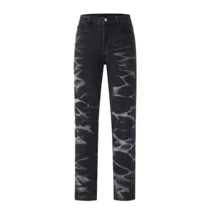 Vista dettagliata dei jeans lavati da uomo con effetto tie-dye, vestibilità dritta e casual.