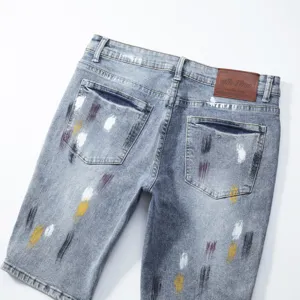 Pantaloncini di jeans da uomo azzurri con macchie di vernice, dettaglio della parte posteriore.