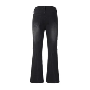 Jean en denim noir délavé vintage pour homme avec empiècements et coupe évasée élégante.