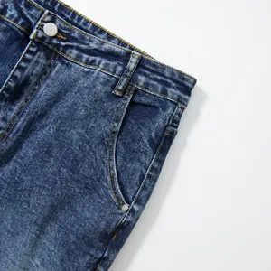 Gros plan sur les details du jean droit vintage lave pour homme avec coutures contrastees.