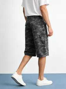 Vista dettagliata di pantaloncini cargo mimetici grigi da uomo con tasche e etichetta.
