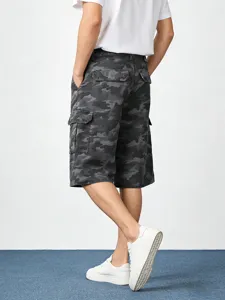 Vista dettagliata di pantaloncini cargo mimetici da uomo con tasche multiple, stile streetwear.
