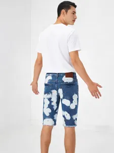 Pantaloncini in denim elasticizzato lavato da uomo con stampa nuvola e orli sfrangiati estivi.