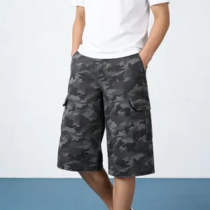 Dettaglio pantaloncini cargo mimetici uomo, bermuda casual multitasche scuri.