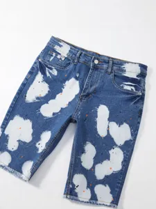 Shorts di jeans elasticizzato slavato da uomo con design di schizzi di vernice alla moda.