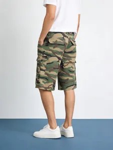 Dettaglio vista posteriore dei pantaloncini cargo mimetici da uomo con tasche.