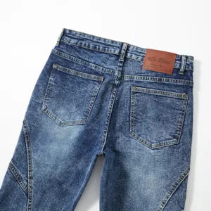 Vue détaillée de jean droit délavé vintage pour homme avec empiècements et poches dos.