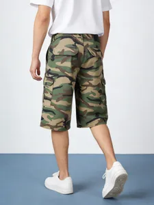 Pantaloncini cargo mimetici casual da uomo multitasche streetwear dettaglio vista.