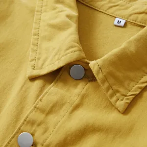 Detalle de cuello de camisa de mezclilla de algodón amarillo para hombre, broches, top.