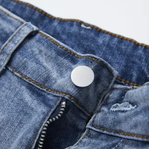 Primo piano sui dettagli della cintura dei pantaloncini di jeans da uomo, bottoni e zip.