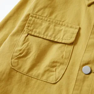 Primer plano detallado del bolsillo de la camisa de hombre de algodon amarillo con boton.