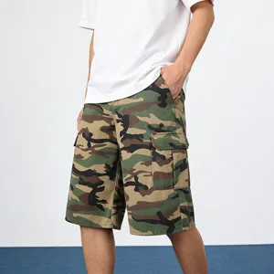 Vista dettagliata pantaloncini cargo mimetici da uomo con tasche multiple e vestibilità comoda.