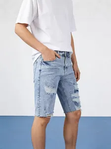 Pantaloncini in denim strappati azzurri da uomo jeans casual estivi al ginocchio vista