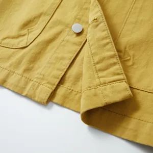 Primer plano detallado de la chaqueta camisa casual de algodón amarillo para hombre.