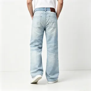 Vista dettagliata del jeans dritto lavato blu chiaro da uomo con tasche posteriori.