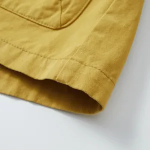 Vista detallada de la tela de la camisa informal de hombre de algodón amarillo, costuras.