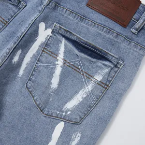 Pantaloncini di jeans elasticizzati da uomo con schizzi di colore e tasca posteriore.