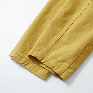 Vista detallada del tejido de pura algodón para hombre con costuras finas y textura.