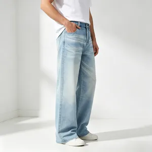 Dettaglio di jeans dritti da uomo lavati in azzurro chiaro con effetto baffi di gatto.