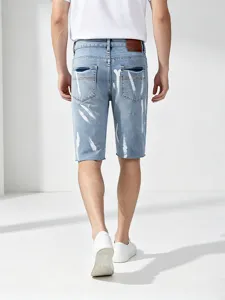 Shorts in denim elasticizzato da uomo con design gocce di vernice bianca, stile estivo casual.