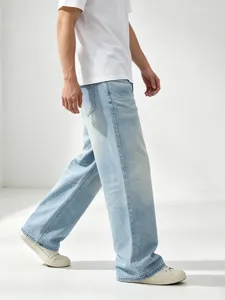 Jeans da uomo in denim lavato azzurro chiaro gamba dritta e larga per look casual.