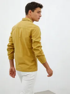 Chaqueta camisa casual de hombre en algodón amarillo mostaza, estilo versátil para diario.