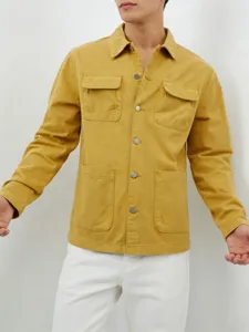 Chaqueta camisa utilitaria amarilla informal para hombre con bolsillos y botones.