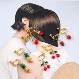 Detailopname van schattige fruit clip-oorringen met Aardbei, Ananas en Kersen bedels ontwerpen.