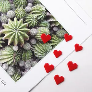 Gedetailleerde close-up van rode hartbedels, perfect voor handgemaakte DIY-oorbellen en sieraden.