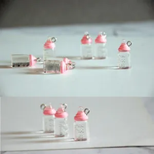 Mini babyfles bedels met roze doppen en metalen ogen voor DIY sieraden oorbellen maken.