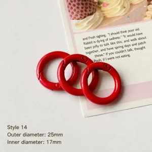 Rote Metall Federringe Detailansicht, 25mm runde Karabinerhaken fuer DIY Schmuckherstellung.