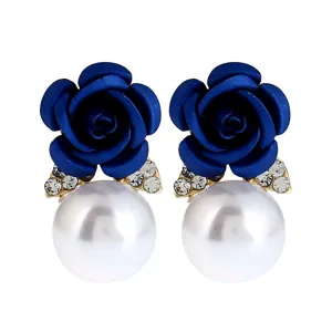 Elegante dunkelblaue Rosenblüte und weiße Perle Ohrstecker mit Kristall-Strasssteinen
