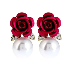 Elegante rote Rosen Ohrringe mit Perle und Strass, modischer Damenschmuck im Detailblick.
