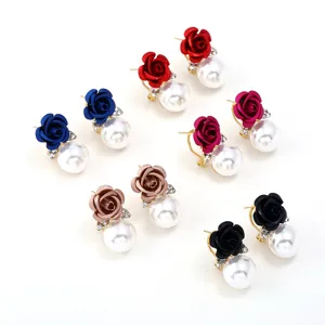 Rosenblüten Perlen Ohrstecker mit metallischem Finish und Strass, bunter Modeschmuck Ohrring.