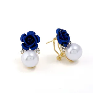 Schicke blaue Rosen Perlen Ohrstecker mit funkelnden Strasssteinen und goldenem Metall.